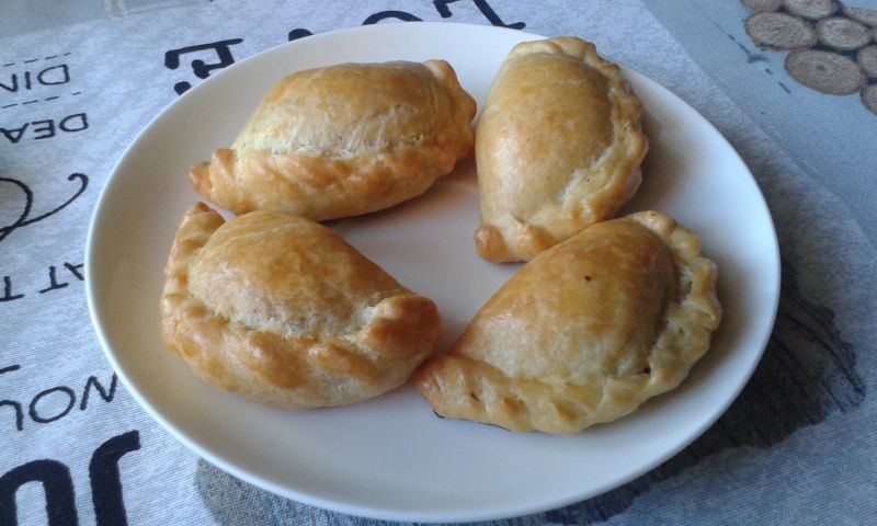 Pieczone pierożki ze szpinakiem i zółtym serem