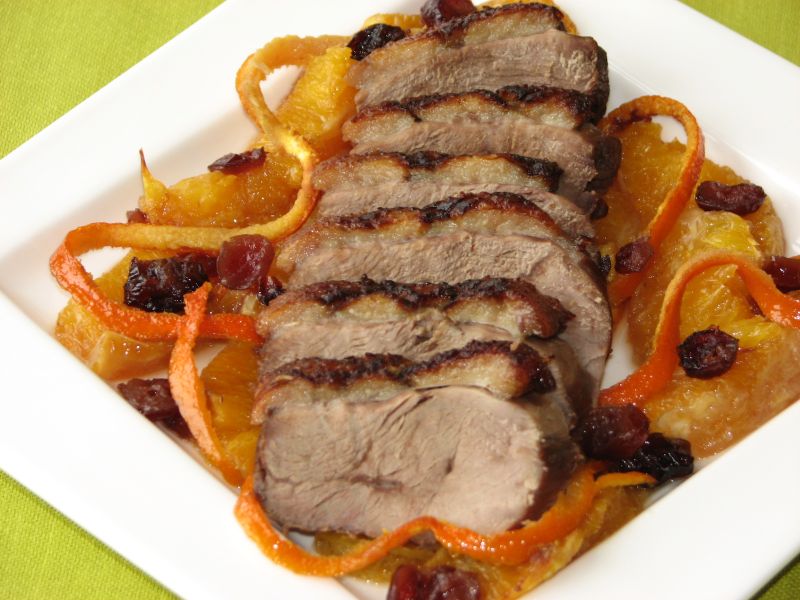 Pieczone piersi z kaczki z pomarańczami i żurawiną Pieczone piersi z kaczki z pomarańczami i żurawiną