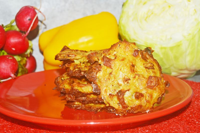Pieczone placki ziemniaczane z młodą kapustą