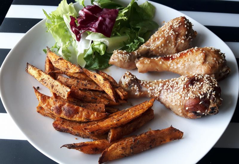 Pieczone podudzia z kurczaka z frytkami z batatów Pieczone podudzia z kurczaka z frytkami z batatów