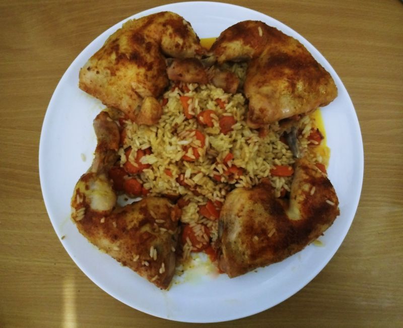 Pieczone podudzia z kurczaka z ryżem i marchewką Pieczone podudzia z kurczaka z ryżem i marchewką