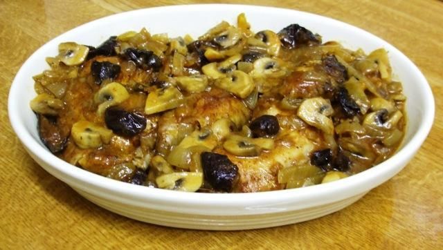 Pieczone porcje kurczaka z pieczarkami