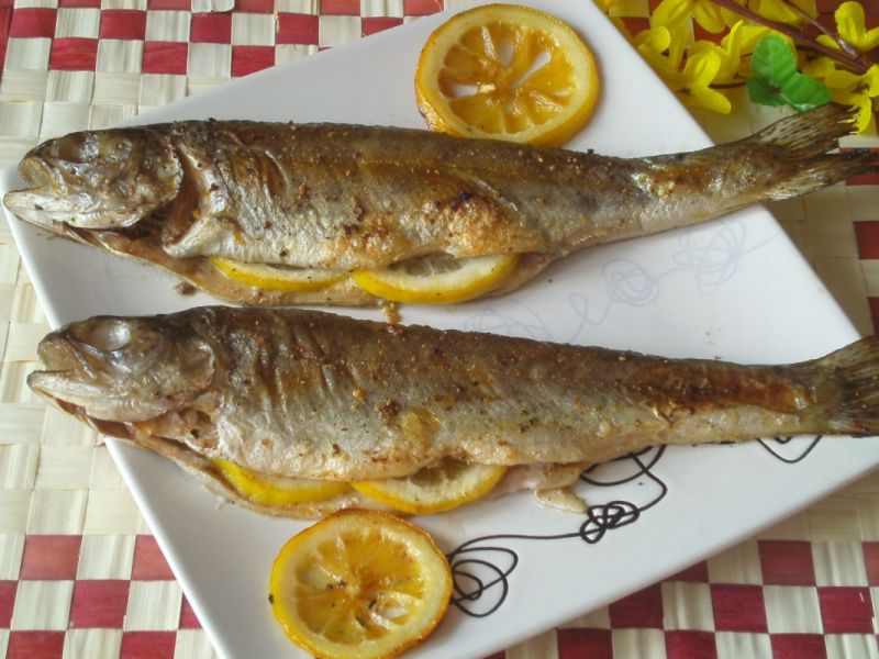 Pieczone pstrągi maślano-cytrynowe Pieczone pstrągi maślano-cytrynowe