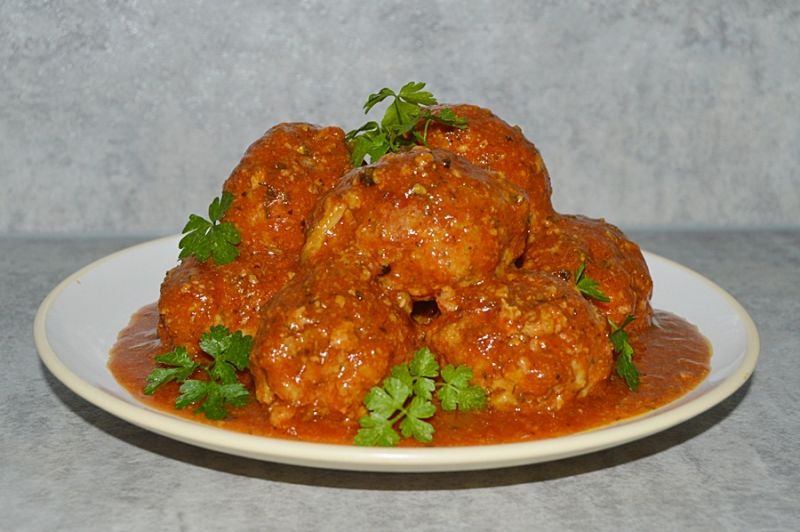 Pieczone pulpeciki z cukinią w sosie pomidorowym Pieczone pulpeciki z cukinią w sosie pomidorowym