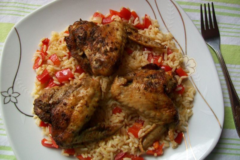 Pieczone skrzydełka na smażonym ryżu Pieczone skrzydełka na smażonym ryżu