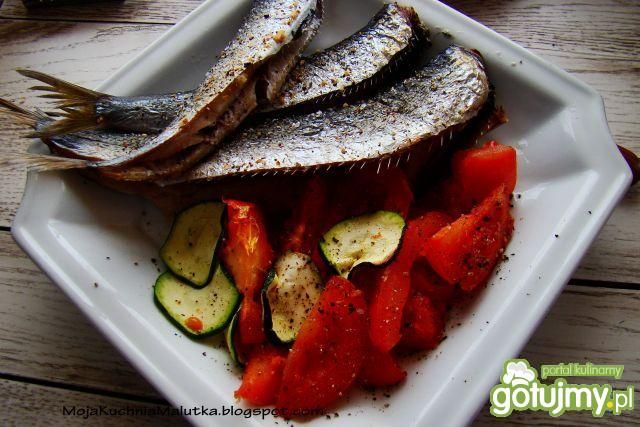 Pieczone śledzie z warzywami 