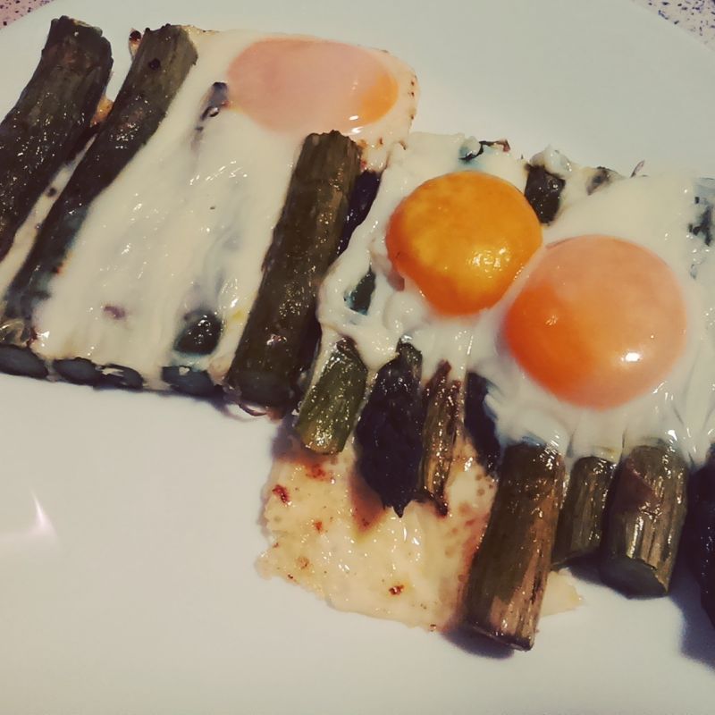 Pieczone szparagi z jajkiem Pieczone szparagi z jajkiem