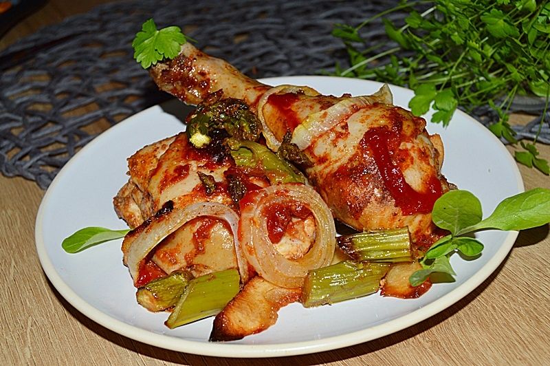 Pieczone udka w ketchupie z cebulą i szparagami