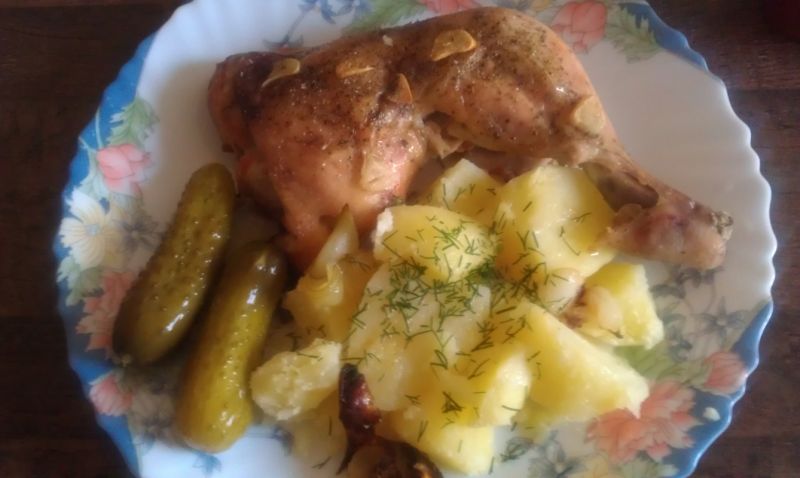 Pieczone udka z kurczaka z ziemniakami