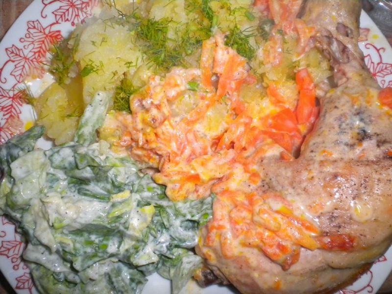 Pieczone udka z ziemniaczkami i mizerią