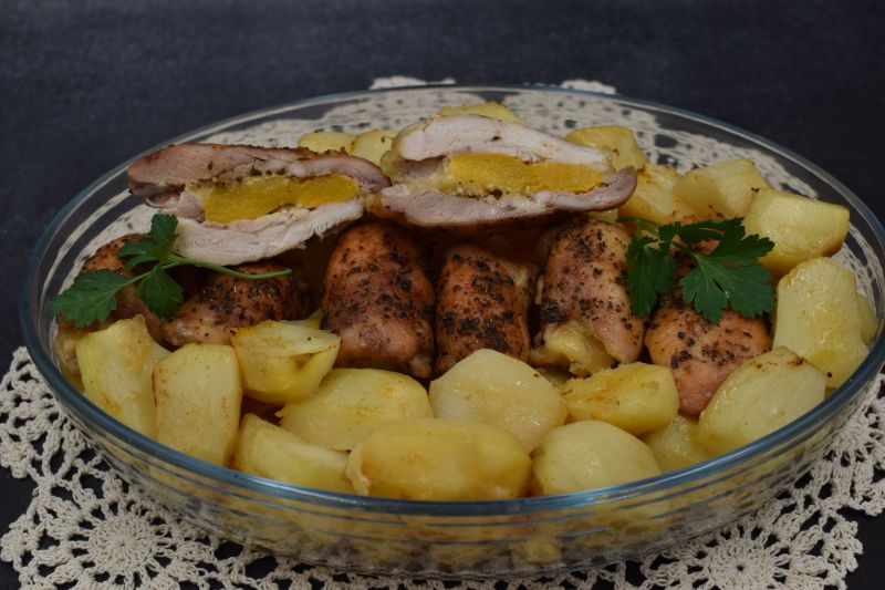 Pieczone udka z ziemniakami Pieczone udka z ziemniakami