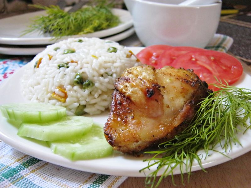 Pieczone udźce z nutą imbiru z dodatkiem ryżu Pieczone udźce z nutą imbiru z dodatkiem ryżu