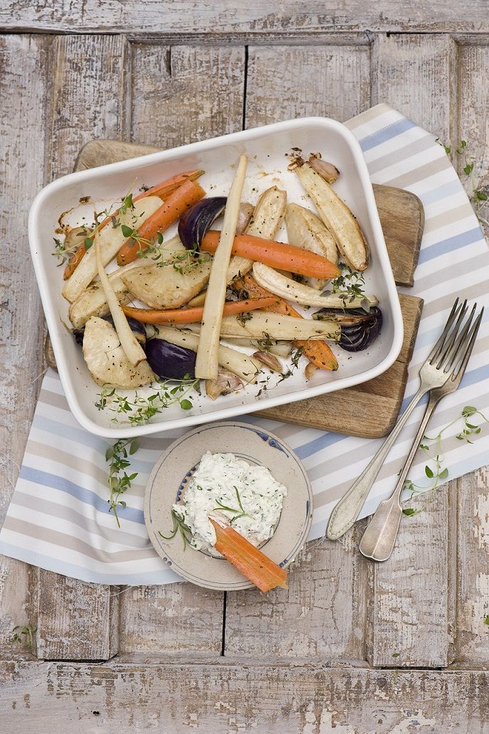 Pieczone warzywa korzeniowe z dipem ziołowym Pieczone warzywa korzeniowe z dipem ziołowym