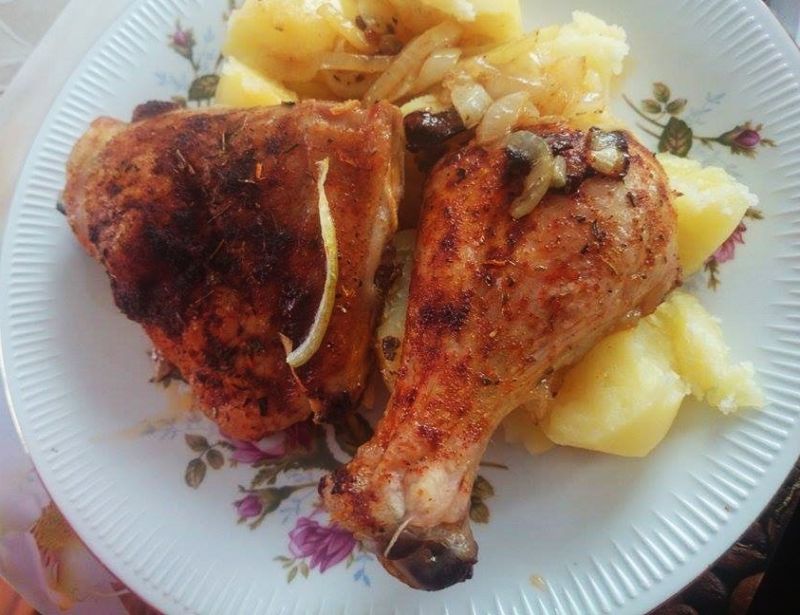 Pieczone z cebulką pałki i udka.