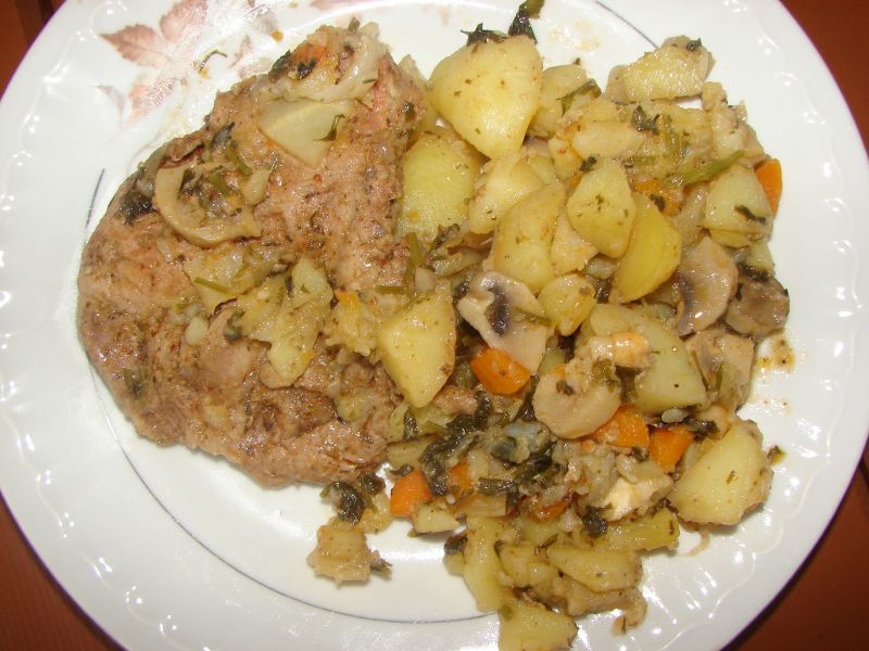 Pieczone z karczkiem i jarzynami Pieczone z karczkiem i jarzynami