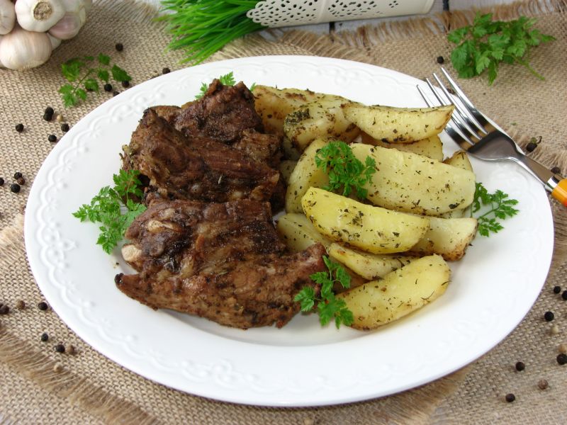 Pieczone żeberka w sosie barbecue  z ziemniakami