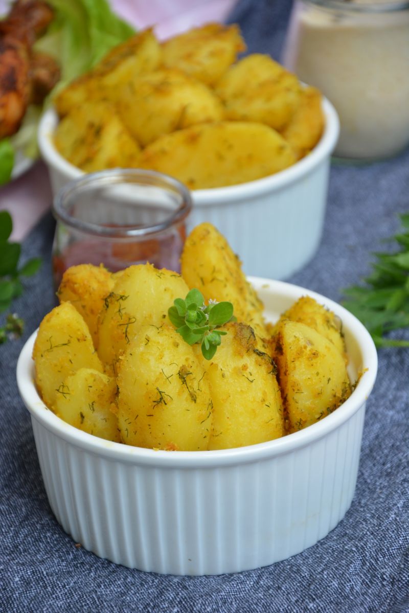 Pieczone ziemniaki w bułce tartej z koprem