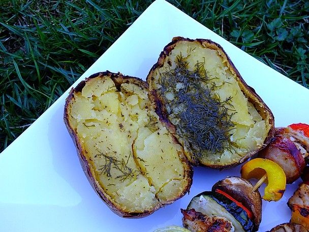 Pieczone ziemniaki w mundurkach z cząbrem i koperk Pieczone ziemniaki w mundurkach z cząbrem i koperk