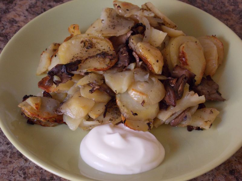 Pieczone ziemniaki z cebulą i pieczarkami Pieczone ziemniaki z cebulą i pieczarkami