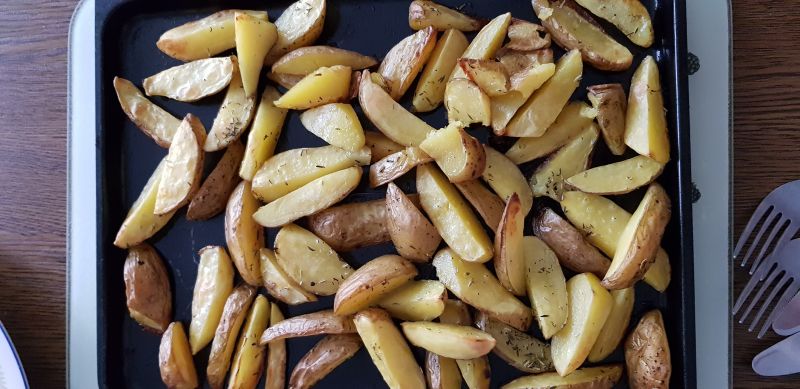 Pieczone ziemniaki z czosnkiem, bazylią i papryką Pieczone ziemniaki z czosnkiem, bazylią i papryką