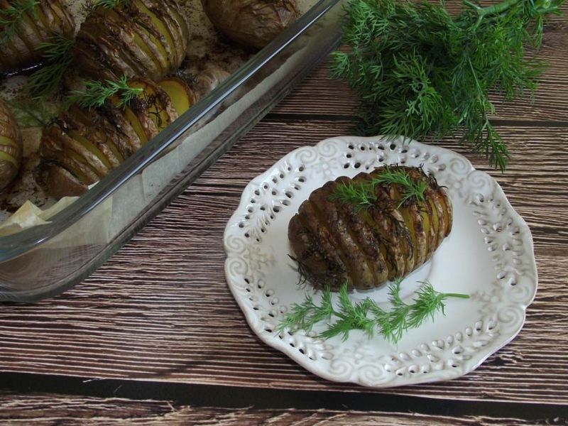 Pieczone ziemniaki z czosnkiem i koperkiem  