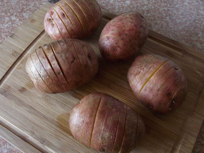 Pieczone ziemniaki z czosnkiem i koperkiem  