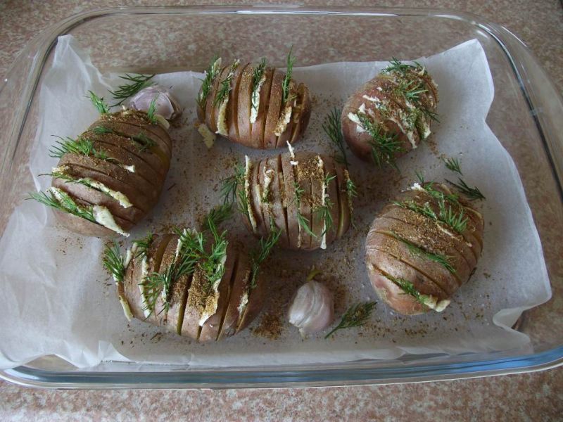 Pieczone ziemniaki z czosnkiem i koperkiem  