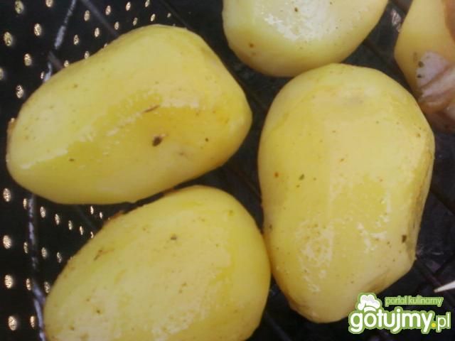 Pieczone ziemniaki z grilla.