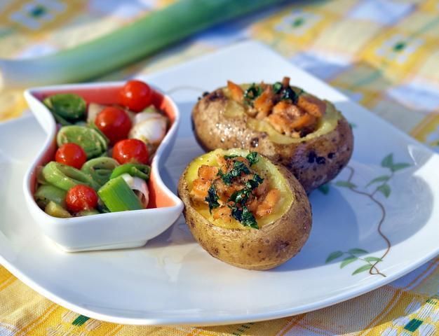 pieczone ziemniaki z łososiem i porami