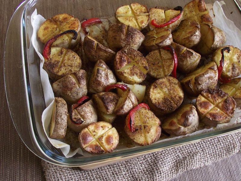 Pieczone ziemniaki z masłem i papryką 