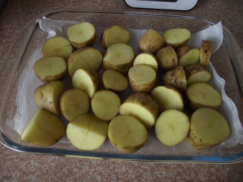 Pieczone ziemniaki z masłem i papryką 
