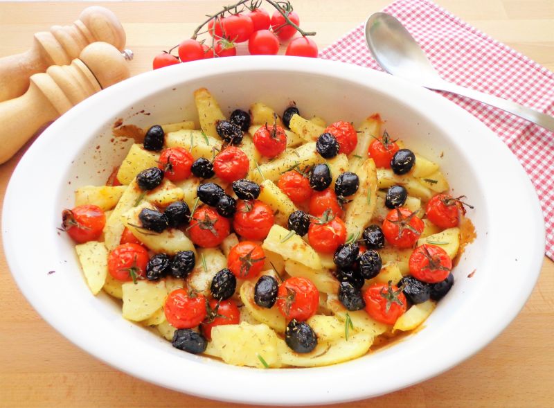 Pieczone ziemniaki z pomidorkami i oliwkami