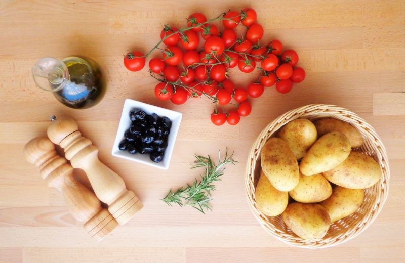 Pieczone ziemniaki z pomidorkami i oliwkami