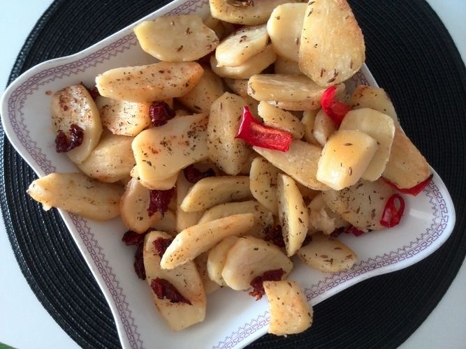 Pieczone ziemniaki z suszonymi pomidorami/kuminem.