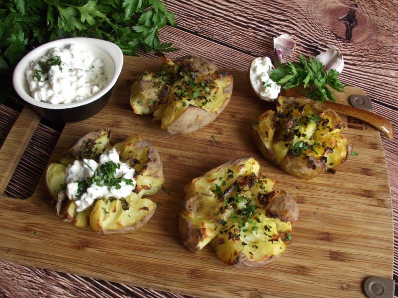 Pieczone ziemniaki z twarożkiem czosnkowym