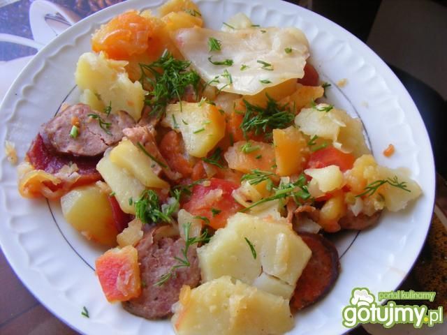 Pieczone ziemniaki z warzywami.