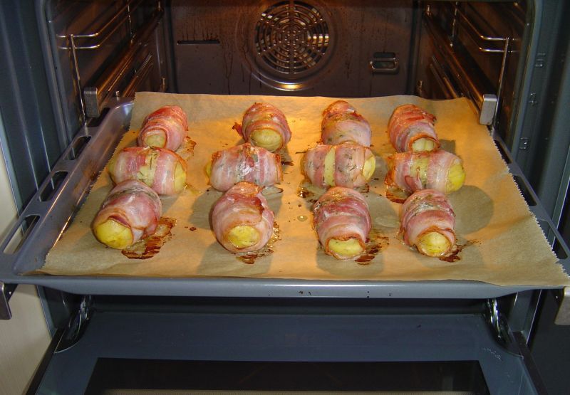 Pieczone ziemniaki z ziołami i tostowym serem  Pieczone ziemniaki z ziołami i tostowym serem