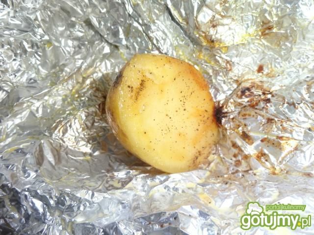 Pieczone ziemniakiz  grilla