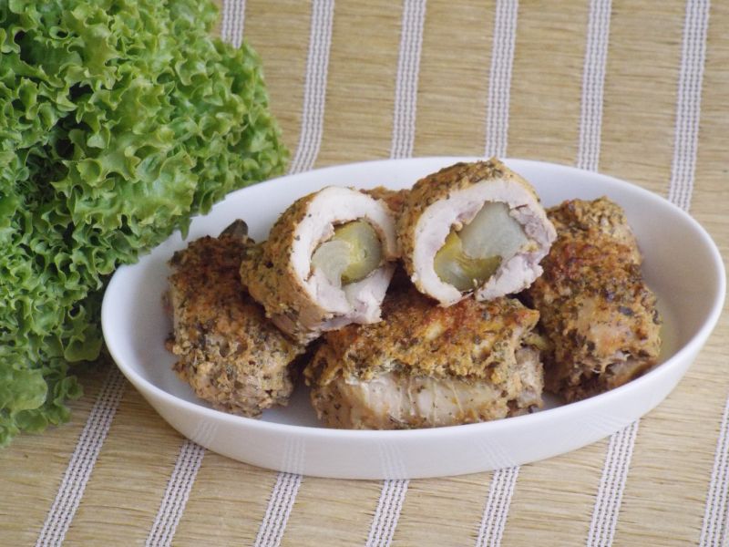 Pieczone zrazy drobiowe z ogórkiem i cebulą