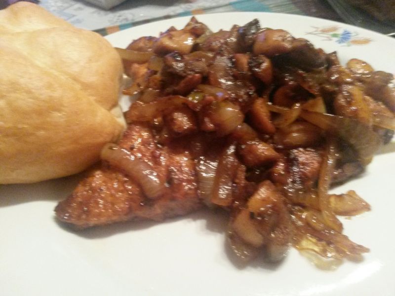 Pieczonka z szynki z cebulą i pieczarkami Pieczonka z szynki z cebulą i pieczarkami