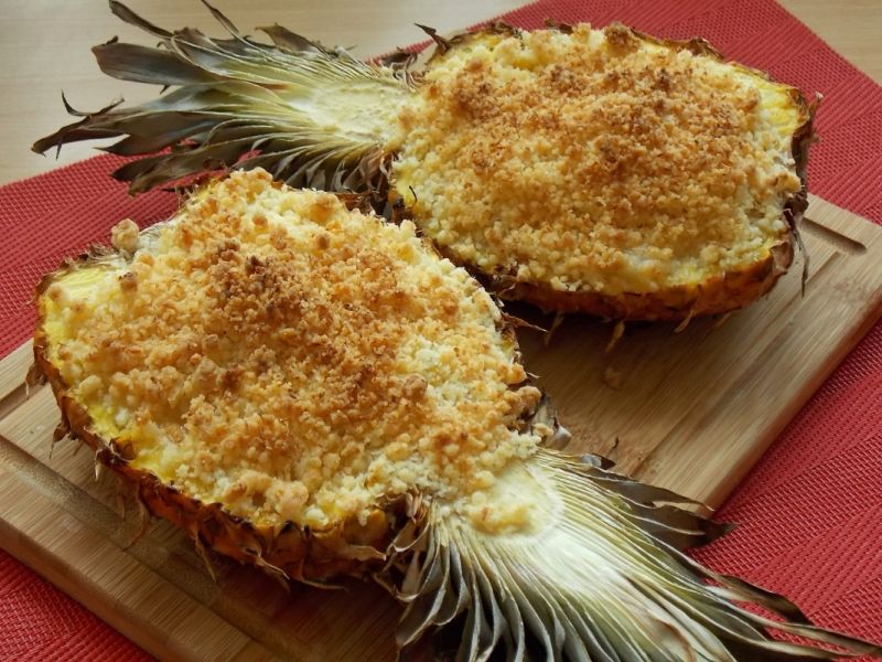Pieczony ananas z kokosową kruszonką