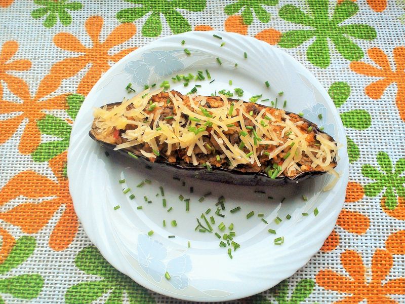Pieczony bakłażan z kaszą, mięsem i kapustą Pieczony bakłażan z kaszą, mięsem i kapustą