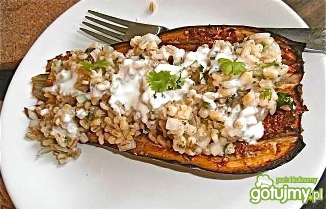 Pieczony bakłażan z pęczakiem