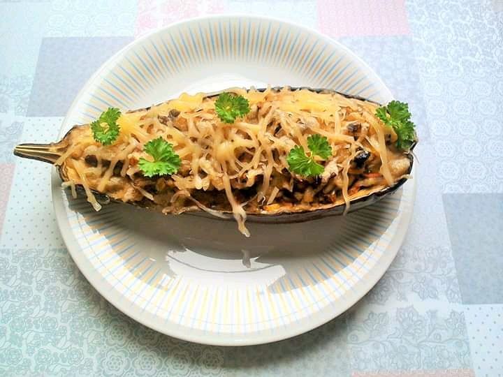 Pieczony bakłażan z wędliną i marchewką,