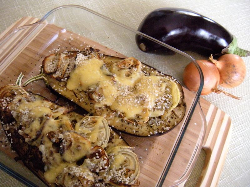 Pieczony bakłażan z ziołami, cebulą i serem