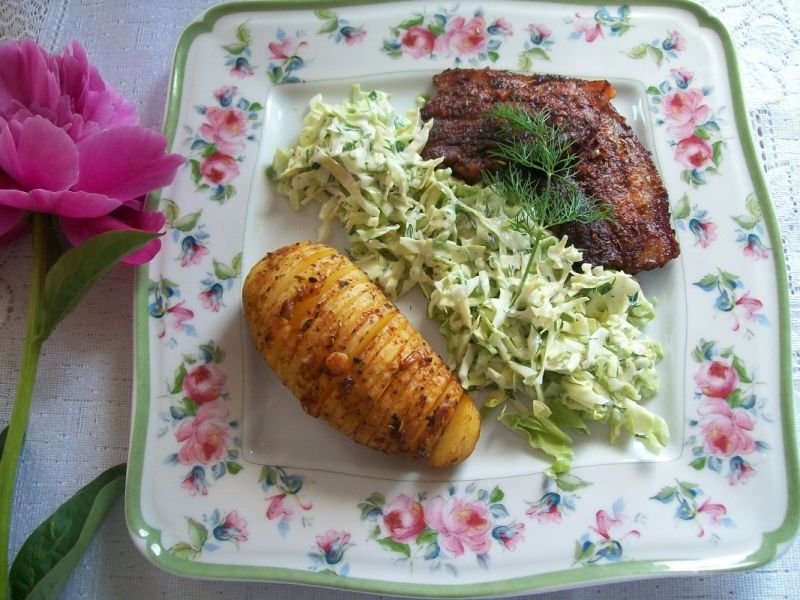 Pieczony boczek z ziemniaczkami i surówką 