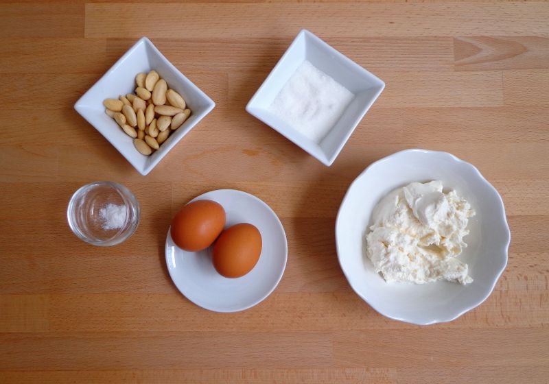 Pieczony budyń z ricotty i migdałów bez glutenu Pieczony budyń z ricotty i migdałów bez glutenu