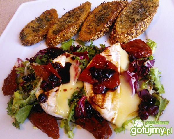 Pieczony camembert podany na sałacie Pieczony camembert podany na sałacie