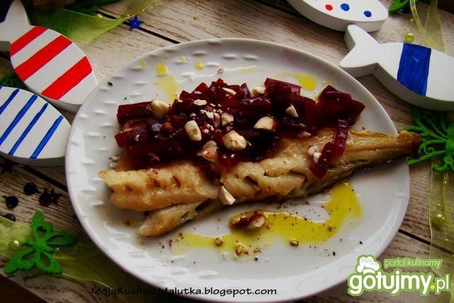 Pieczony dorsz z buraczkami i orzechami 
