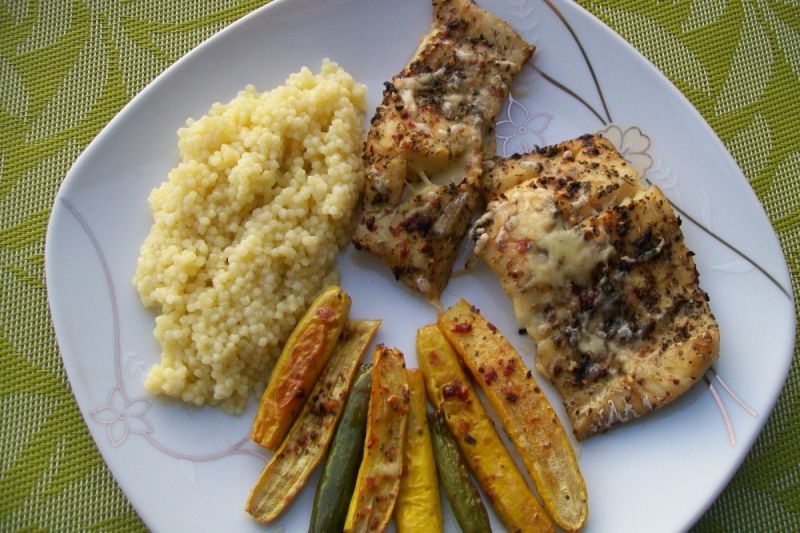 Pieczony dorsz z małymi cukiniami i pesso